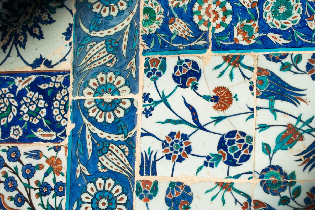 L\'Arte della Ceramica Ottomana al Palazzo di Topkapi: Un Viaggio tra Blu e Turchese