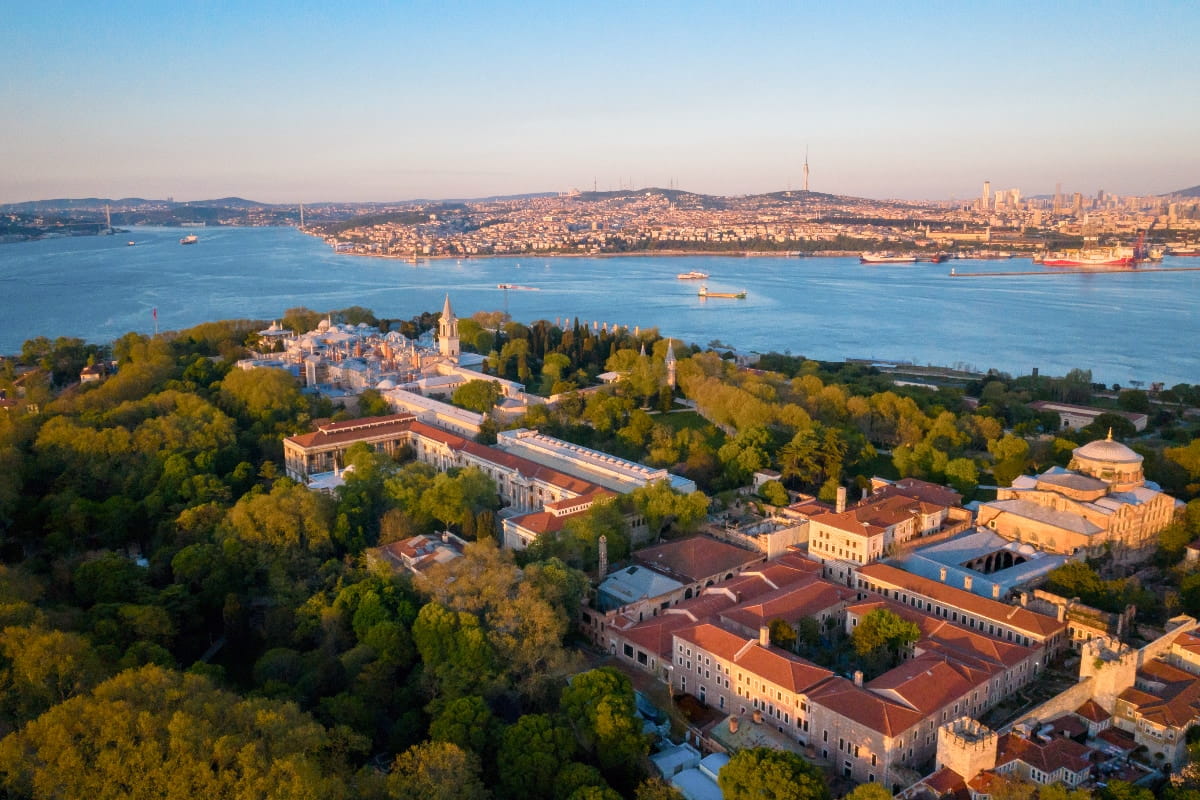 Osmanlı Saraylarında Gizemli Avlular: Efsaneler ve Gerçekler