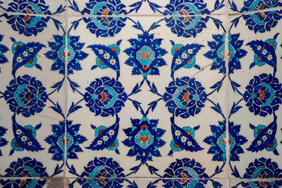 Kolekcja ceramiki i kafli w Pałacu Topkapı: śladami osmańskiej elegancji